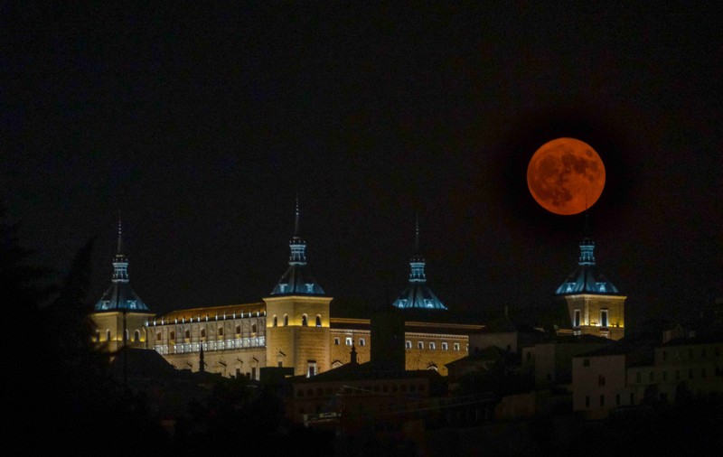 SuperLuna, văzută din marile orașe ale lumii. Imagini spectaculoase cu fenomenul astronomic