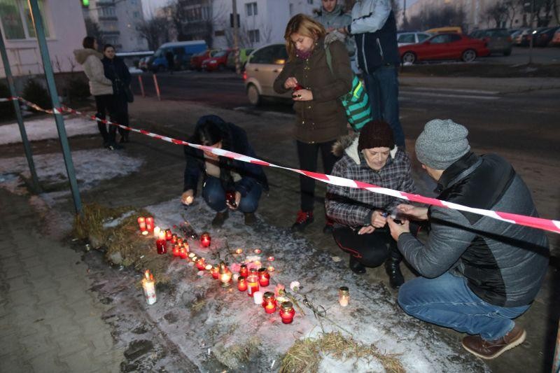 Trecătorii au aprins lumânări la locul unde a fost ucisă Emese