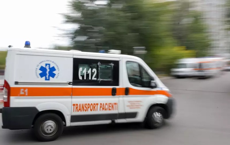 Contabila din București care s-a aruncat de la etaj și a căzut peste o femeie care trecea pe trotuar, arestată pentru omor