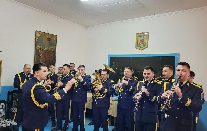 Fanfara garnizoanei Brăila a mers la colindat la centrul de detenție de la Tichilești