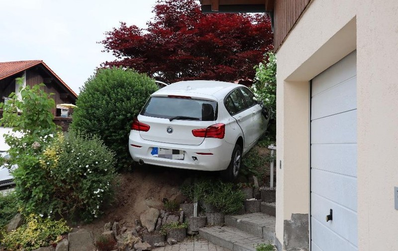 Șoferiță începătoare urcată cu BMW-ul în grădina unei case și luată apoi la bătaie de o femeie, în Germania