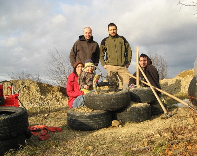 Un orădean și-a ridicat o casă Earthship, cu pereți din 600 de cauciucuri vechi GALERIE FOTO