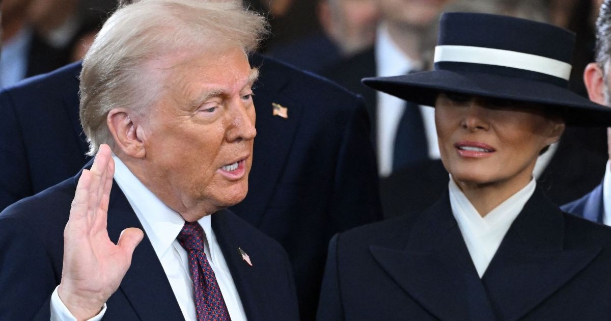 Donald Trump și JD Vance depun jurământul în funcție la Capitoliu în ziua învestirii lui Donald Trump ca cel de-al 47-lea președinte al Statelor Unite. Washington DC, 20 ianuarie 2025. Melania Trump se uită la soțul ei