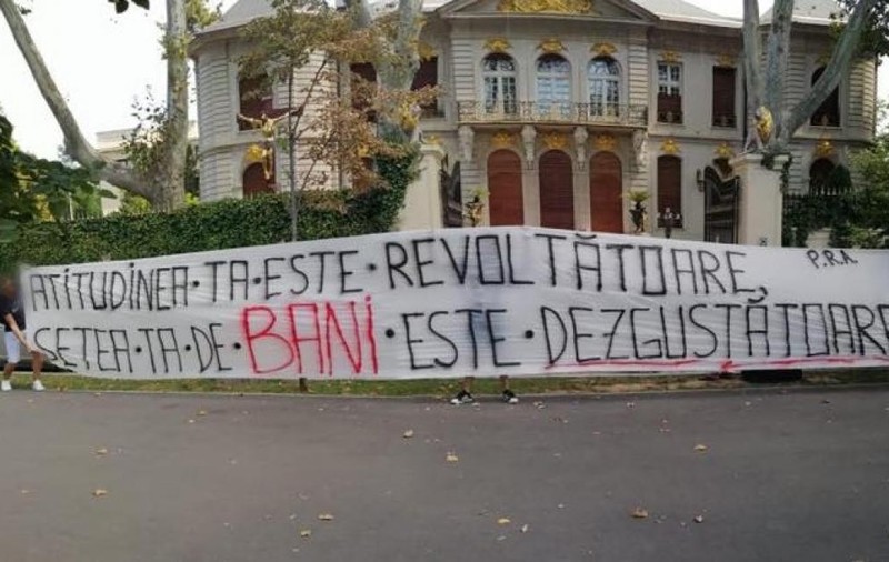 Gigi Becali, contestat de fani la Palat