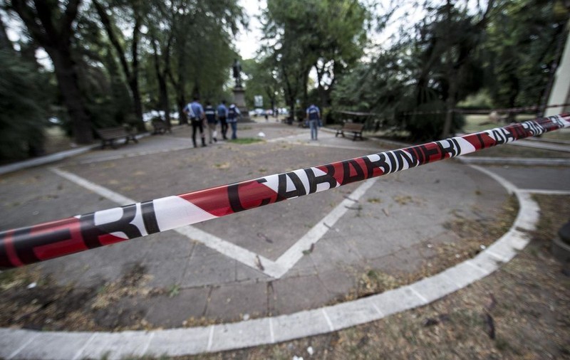 UPDATE | Fierbe EUROPA! Un bărbat s-a baricadat într-o clădire din Italia, ameninţând că va împuşca trecătorii 