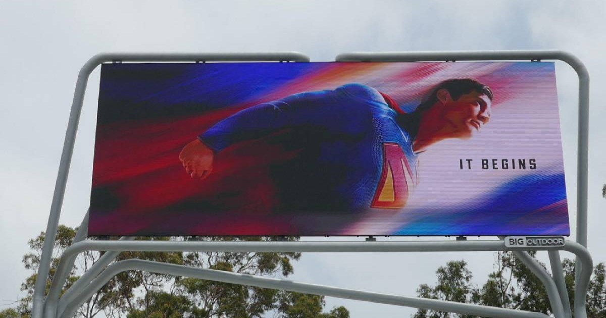 În imagine e un afiș cu Superman, din noul film dedicat supeeroului, film care va fi lansat pe 11 iulie 2025