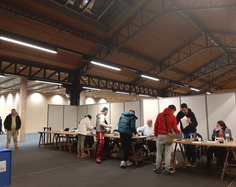 Imagini cu românii care au votat în diaspora la alegerile prezidențiale. Cel mai vârstnic alegător are 100 de ani