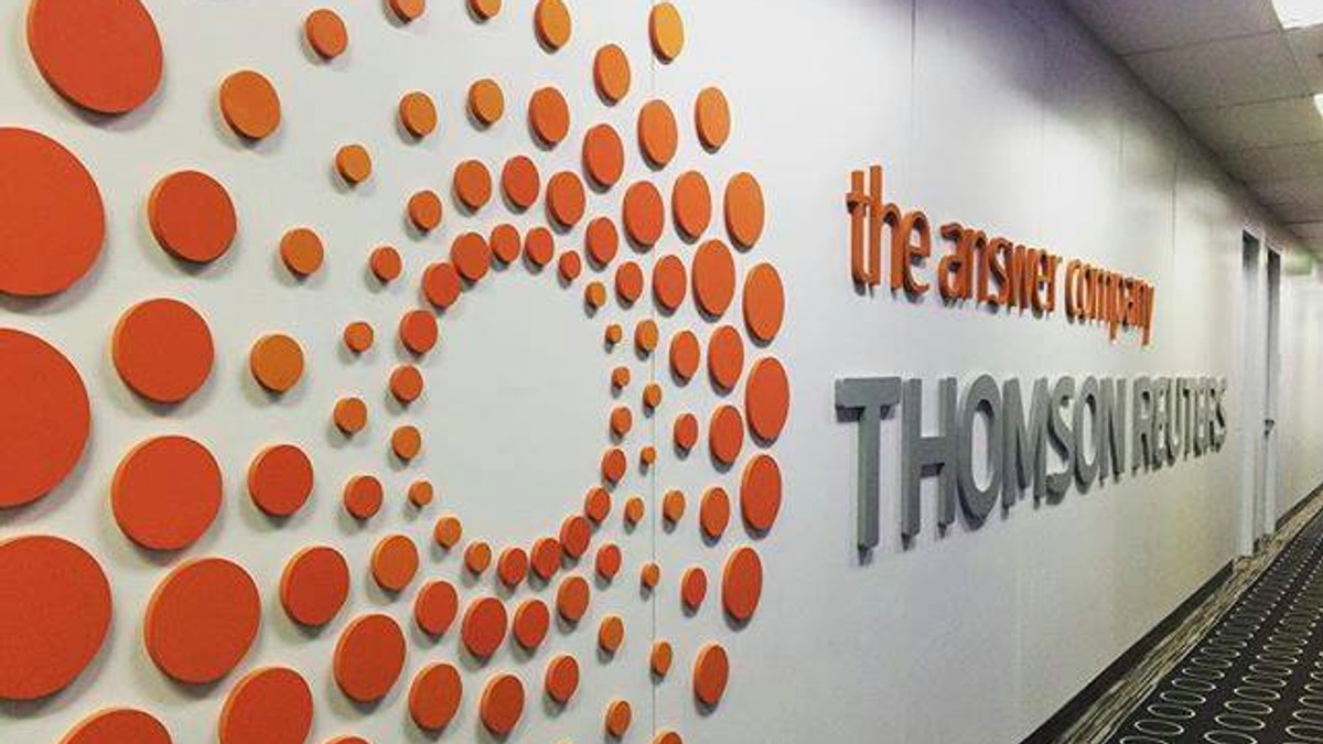 Thompson Reuters vinde divizia de informații bursiere către Blackstone, un fond de investiíi american, cu 17 miliarde de dolari. Sigla Thompson Reuters pe un culoar