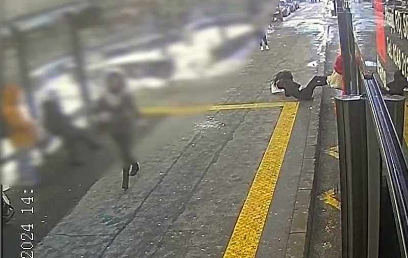 Un tânăr acuzat că a agresat sexual o fată într-o staţie de autobuz din Piteşti și apoi a împins-o din autobuz a fost arestat preventiv