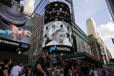 Portretul reginei Elisabeta a II-a a fost afișat vineri pe panoul publicitar al bursei Nasdaq din Times Square. Foto: Profimedia