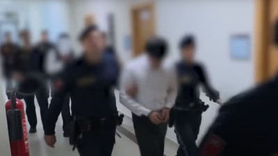 Elevii adusi in catuse la tribunal