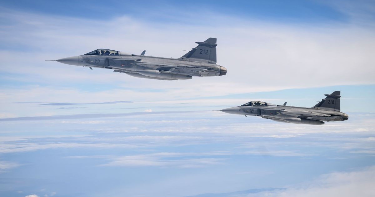 Două avioane de vânătoare Saab JAS 39 Gripen ale Forțelor Aeriene Suedeze zboară în formație după ce au fost realimentate în aer de la o aeronavă britanică Voyager, pe 16 iunie 2026, în regiunea Scandinaviei
