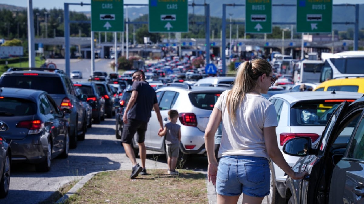 O imagine a cozilor de vehicule lungi de kilometri care se îndreaptă spre Grecia la punctul de trecere a frontierei Evzoni din Gevgelija, Macedonia de Nord, pe 20 iunie 2026.