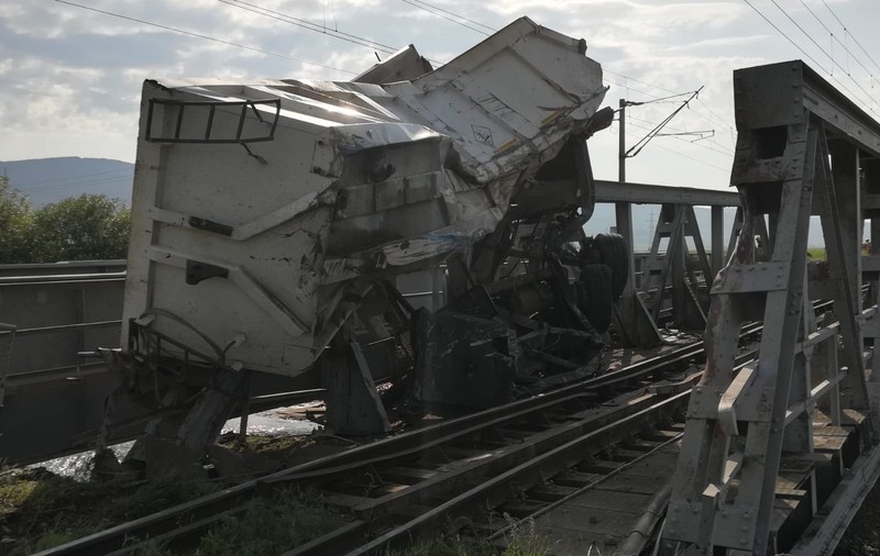 FOTO&VIDEO - Tren de persoane, deraiat în Bacău, după ce a lovit bena unui camion. Mecanicul locomotivei a fost rănit ușor