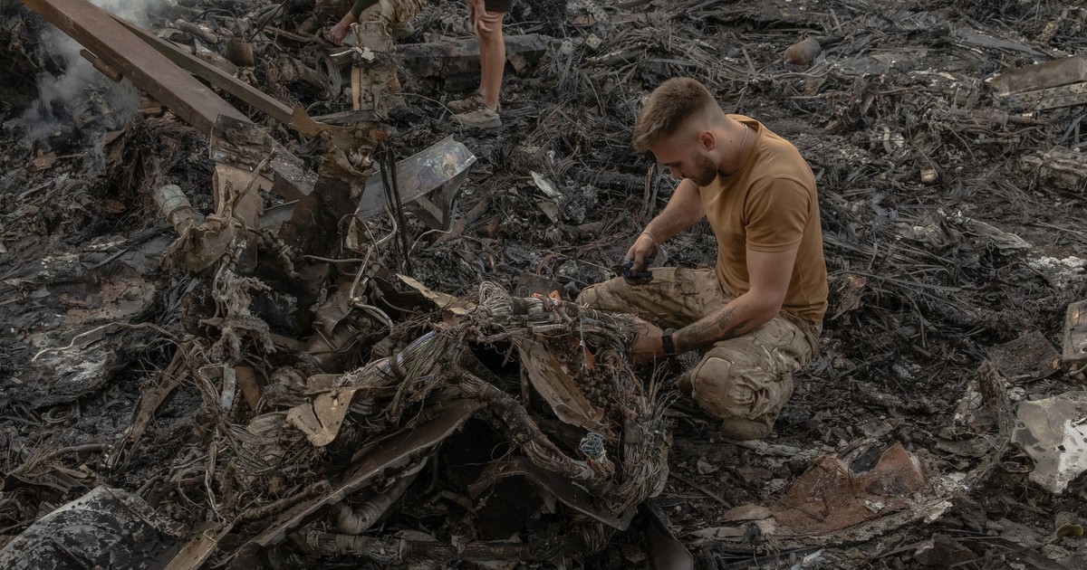 locul în care drona s-70 s-a prabusit, fiind analizată de un militar ucrainean