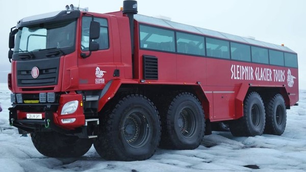 Vehiculul gigantic creat pe baza autobuzelor Tatra care poate duce turiștii din Islanda acolo unde nicio altă mașină nu poate ajunge. Sursă foto: Instagram/ @tatratrucks