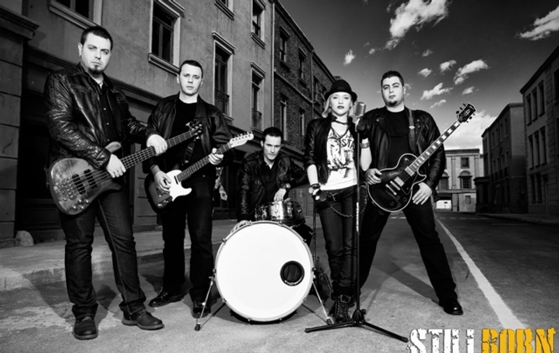 Aura de la Vocea României scoate album cu trupa rock