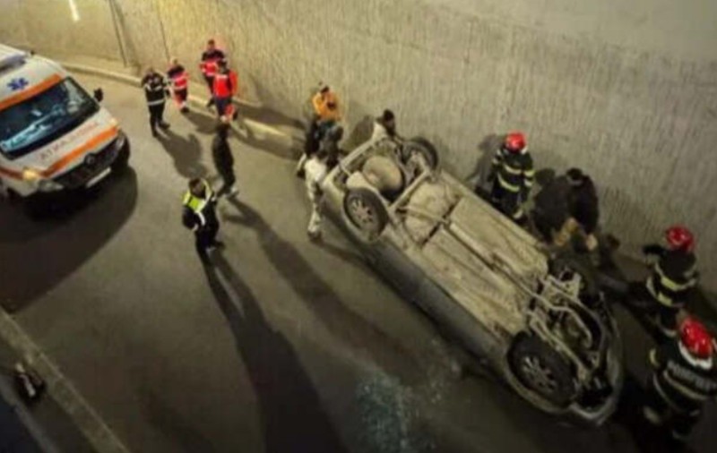 Accident inexplicabil într-un pasaj din Oradea, o mașină a rămas pe spate, cu roțile-n aer