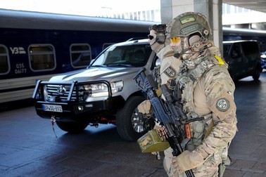 Un soldat ucrainean asigură sosirea trenului special la gara din Kiev. Foto: Profimedia