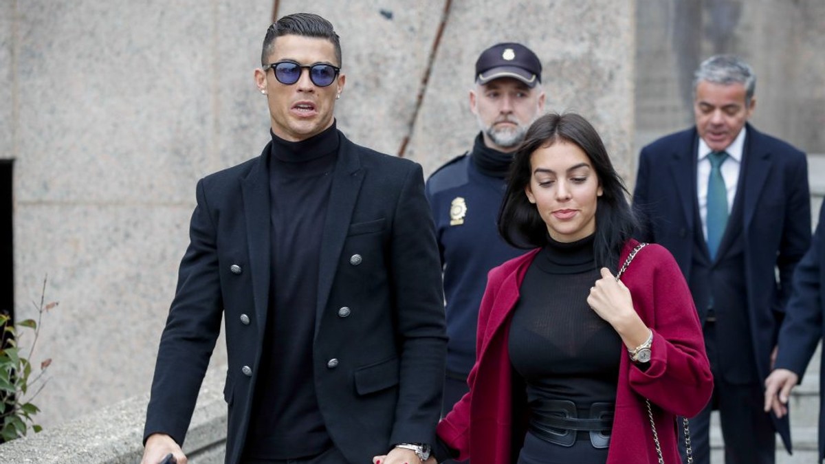 Iubita lui Cristiano Ronaldo nu renunță la lux nici când doarme. Poartă pijama de 2.700 de euro