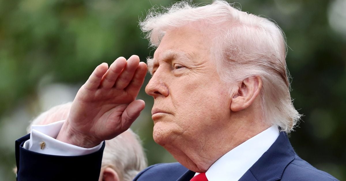 Donald Trump stă în picioare și salută în timpul intonării imnului național american, la Washington DC, SUA, 28 aprilie 2026