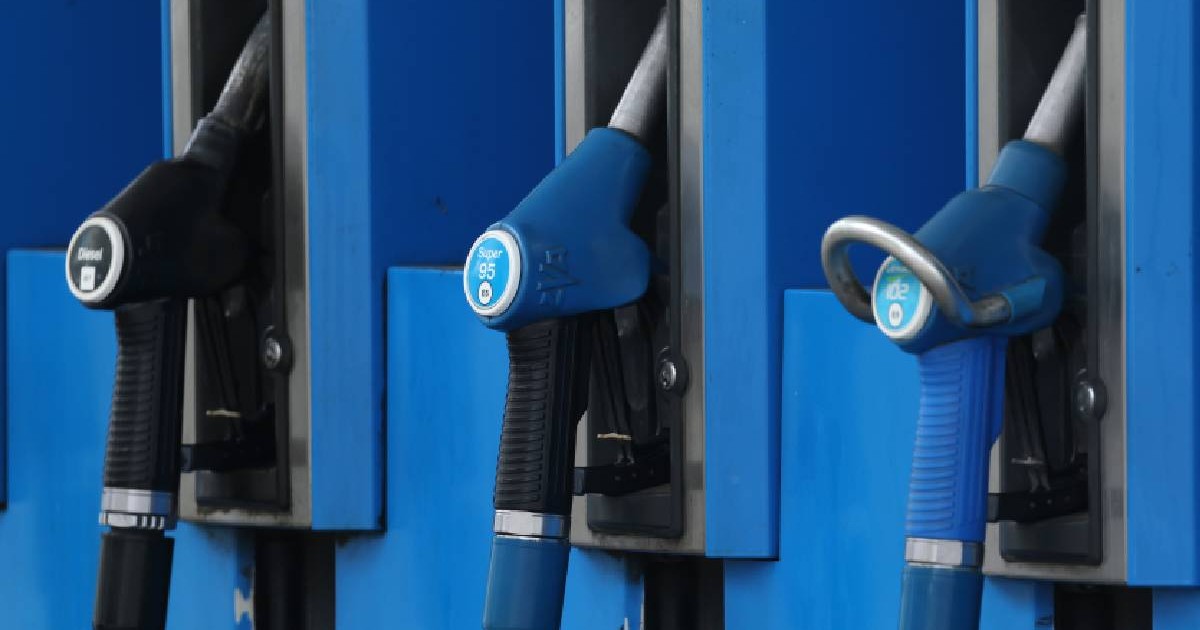 Trei pompe de benzina sau diesel de culoare albastra, toate puse in holderul lor