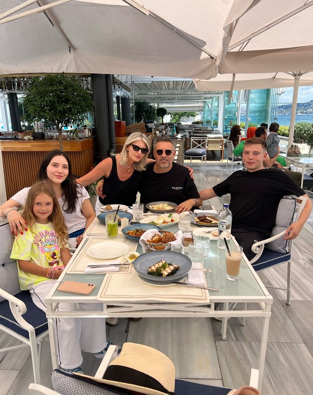 Imagini rare cu familia lui chef Alexandru Sautner. Cât de bine arată soția juratului de la „Chefi la cuțite”