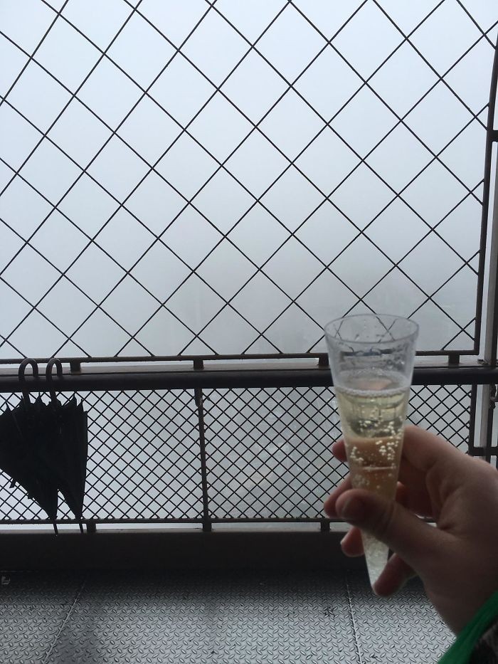 Eu și soția în luna de miere la Paris, vizitând Turnul Eiffel