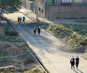 Eleve surprinse în timp ce merg spre școală, în prima zi a regimului taliban
