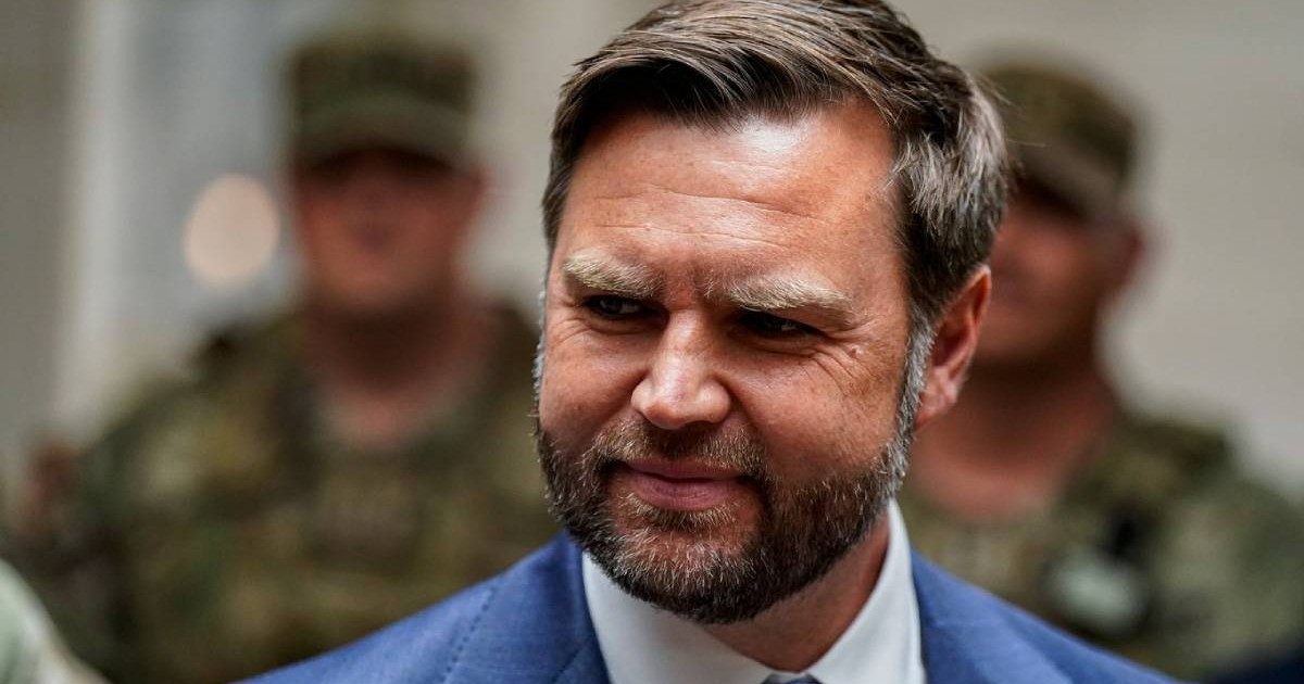 Vicepreședintele Statelor Unite, JD Vance, în timpul unei întâlniri oficiale, acesta poartă un sacou albastru și o cămașă albă.