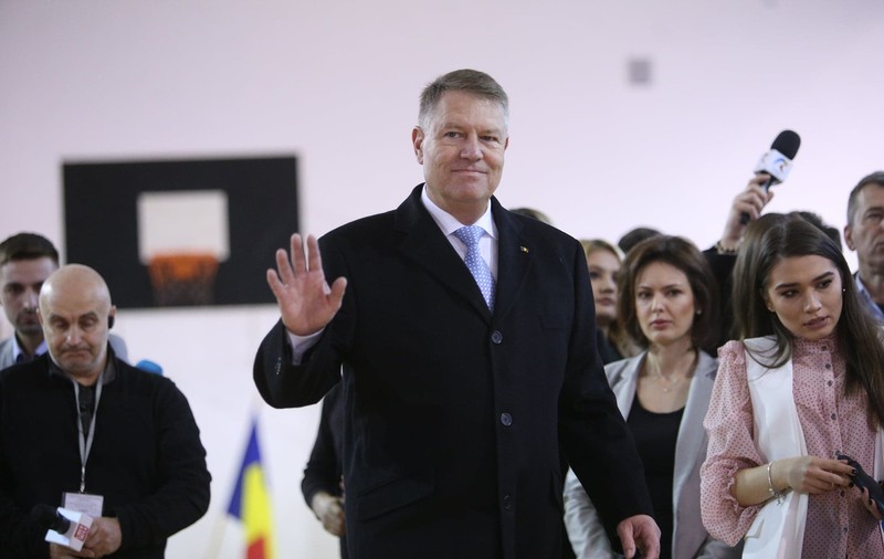Klaus Iohannis, după ce și-a exercitat dreptul la vot: "Astăzi este ziua campionilor cu ştampila VOTAT în mână"