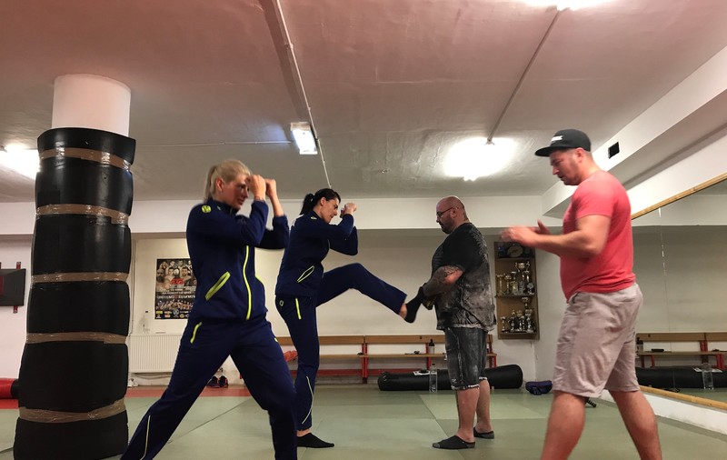 Luptătorul de MMA Sandu Lungu le-a antrenat pe handbaliste pentru războiul cu Austria! | FOTO