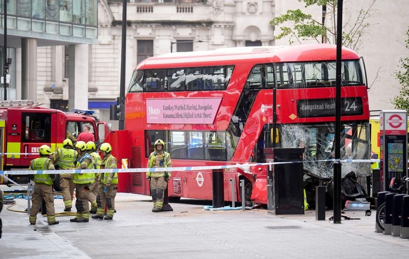 Un autobuz turistic a provocat panică în Londra după ce a intrat în mulțime pe Victoria Street: mai mulți răniți