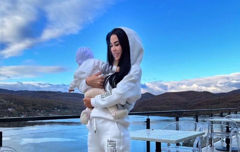 Fotografia postată de Daniela Crudu cu fetița ei, care are 8 luni: „Blondina mea. Oare i se mai închide părul?”