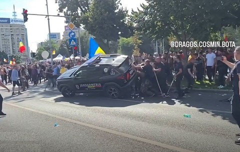 Dusterul Jandarmeriei, imposibil de răsturnat de 10 huligani de la mitingul oierilor. Foto: Instagram/ dragos.cosmin.bota