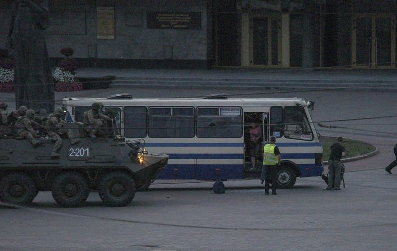 Bărbatul care a amenințat că aruncă în aer un autobuz cu mai multe persoane în orașul ucrainean Luțk s-a predat după 12 ore
