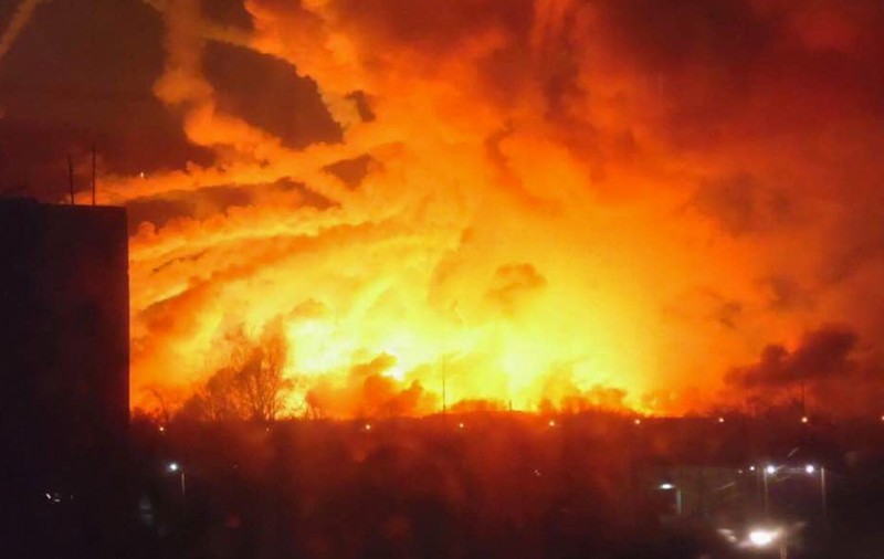 Explozie la un depozit de muniție din Ucraina. Mii de oameni au fost evacuați | VIDEO