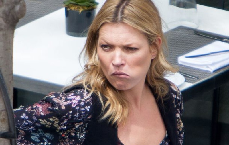 Kate Moss a ajuns pe mâna poliției după ce A FĂCUT SCANDAL în AVION