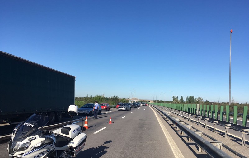 Un șofer a murit pe Autostrada Transilvania, după ce a căzut de pe un pod. Bărbatul încerca să își repare mașina