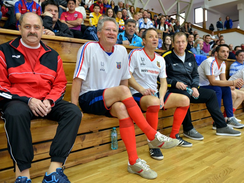 László Bölöni, alături de Viorel Turcu (stânga) și Tudorel Stoica, Helmut Duckadam (dreapta) | Foto: Hepta