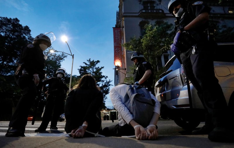 A opta zi de proteste în SUA. Oamenii au sfidat interdicțiile și au ieșit pe străzi în mai multe orașe. 200 de arestări, la New York
