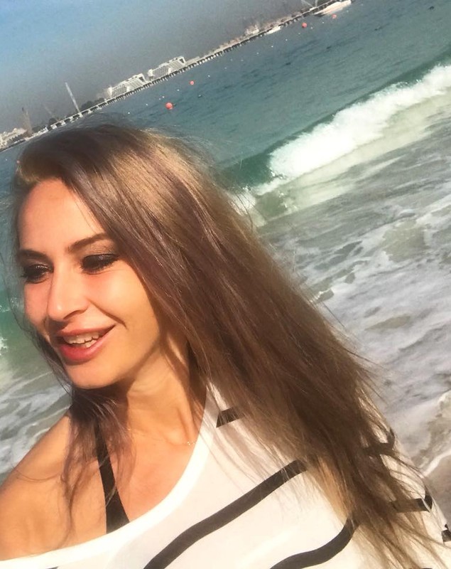 Crina Abrudan face furori în costum de baie. În ce ipostaze provocatoare s-a pozat | FOTO