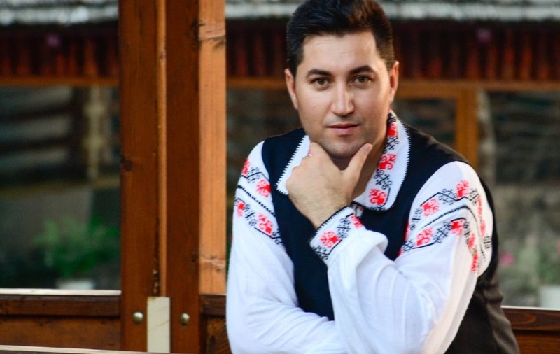 REPORTAJ/Un polițist scrie versuri și compune muzică populară. A filmat primul videoclip de folclor pentru persoane cu deficiențe de auz