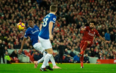 epa07204278 Liverpool's Mohamed Salah (R) has a shot during the English Premier League soccer match between Liverpool and Everton at the Anfield in Liverpool, Britain, 02 December 2018. EPA-EFE/PETER POWELL EDITORIAL USE ONLY. No use with unauthorized audio, video, data, fixture lists, club/league logos or 'live' services. Online in-match use limited to 75 images, no video emulation. No use in betting, games or single club/league/player publications
