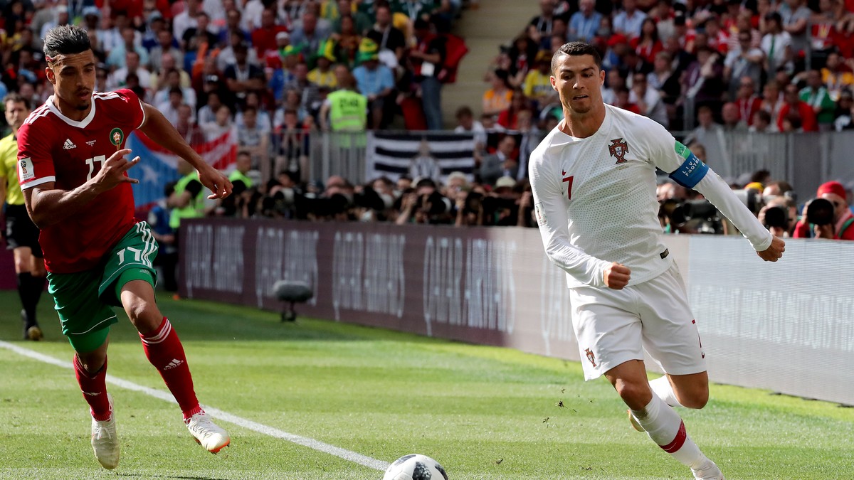 Fanii Iranului nu i-au lăsat pe portughezi să doarmă! Ronaldo (în alb) e șicanat și pe teren, și la hotel