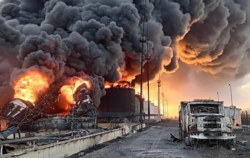 Un depozit de petrol din regiunea Rostov lovit de ucraineni arde de șase zile și focul a ajuns la casele din oraș