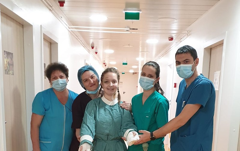 Primele imagini cu Alexia, fata căreia medicii i-au reatașat brațele amputate. „E înconjurată de supereroi”