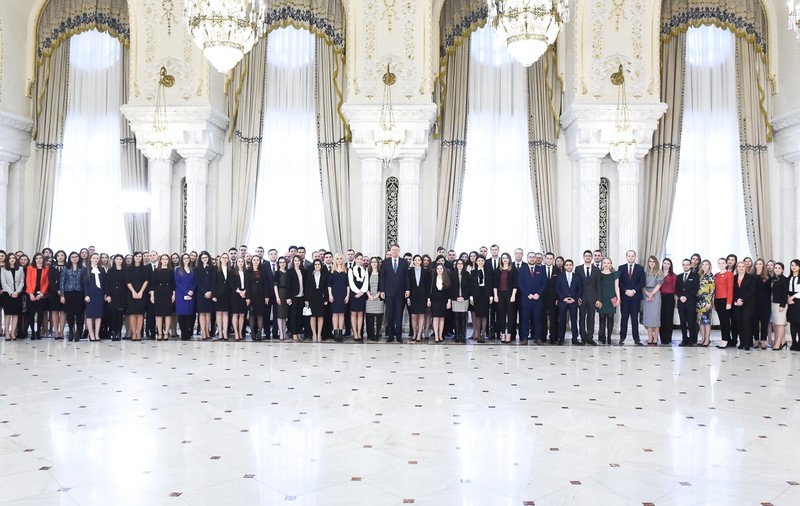 Iohannis, mesaj către tinerii judecători: Dacă se fac presiuni, rezistaţi-le! Politicienii sunt vremelnici în funcții