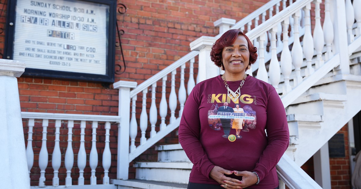 Bernice King poartă un hanorac grena pe care este mesajul King Mission Possible.