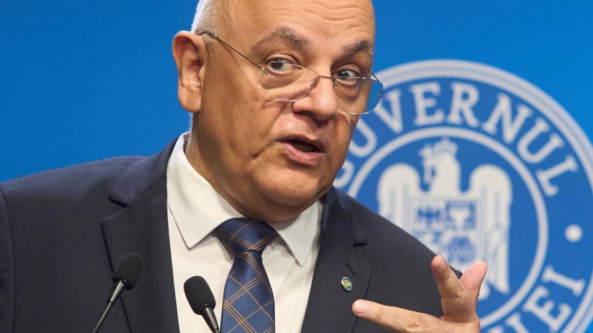 București, România. 14 august 2025: Raed Arafat, secretar de stat în Ministerul Afacerilor Interne, seful Departamentului pentru Situatii de Urgente, vorbește în timpul unei conferințe de presă după ședința de guvern, la Palatul Victoria, sediul Guvernului României